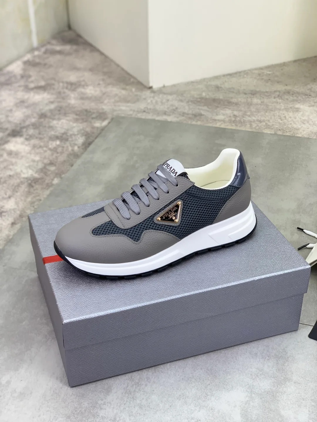 Men's shoes 💰P560💰[New style] popular models are on the official website, 🆘 Trendy brand (Prada) mainly promotes popular models, avant-garde and versatile fashion men's shoes private version mold opening, cowhide surface splicing 1:1.. Fashionable and simple, original imported cowhide lining cowhide feet; the atmosphere and personality are more fashionable, eye-catching and pursuing class. It will subvert the old idea and be a must-have for fashionistas with you! Must keep it for yourself! Tall and comfortable, large and low, high-end quality workmanship. Number of yards: 38-45 4️⃣optional.